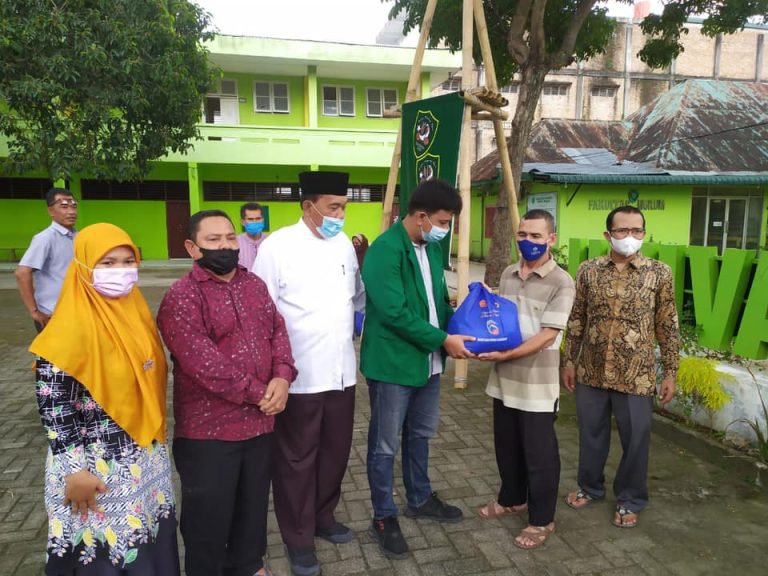 PENYALURAN BANTUAN SEMBAKO DI LINGKUNGAN UNIVA MEDAN
