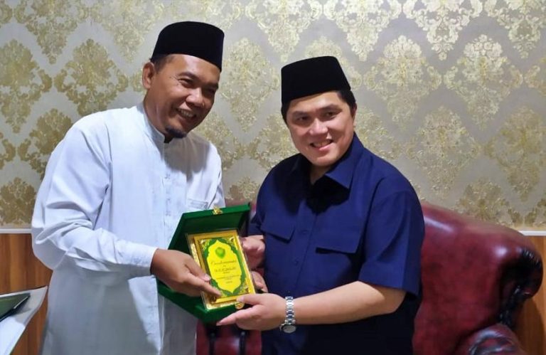 Rektor univa memberikan cinderamata kepada erick thohir