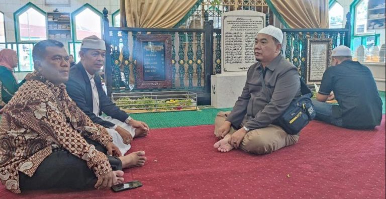 rektor univa berziarah ke makam Syekh Muhammad Arsyad al-Banjari